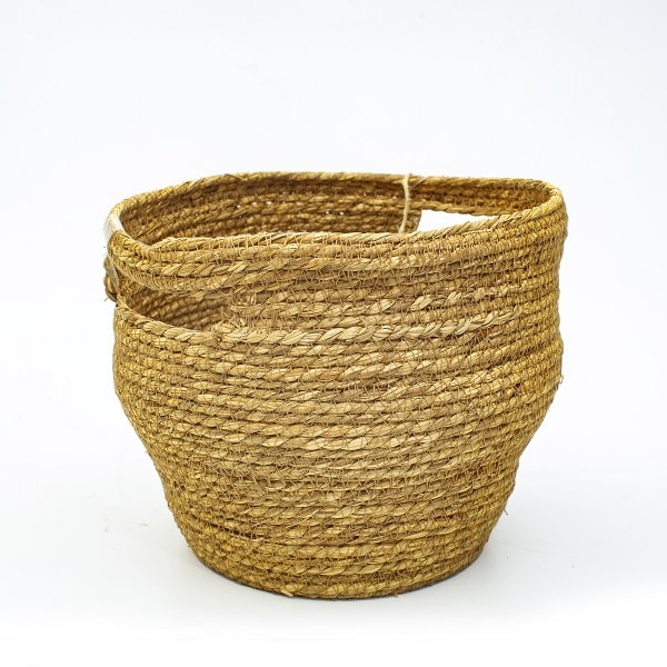 Straw basket with an inside handle, and a size of 31x25cm